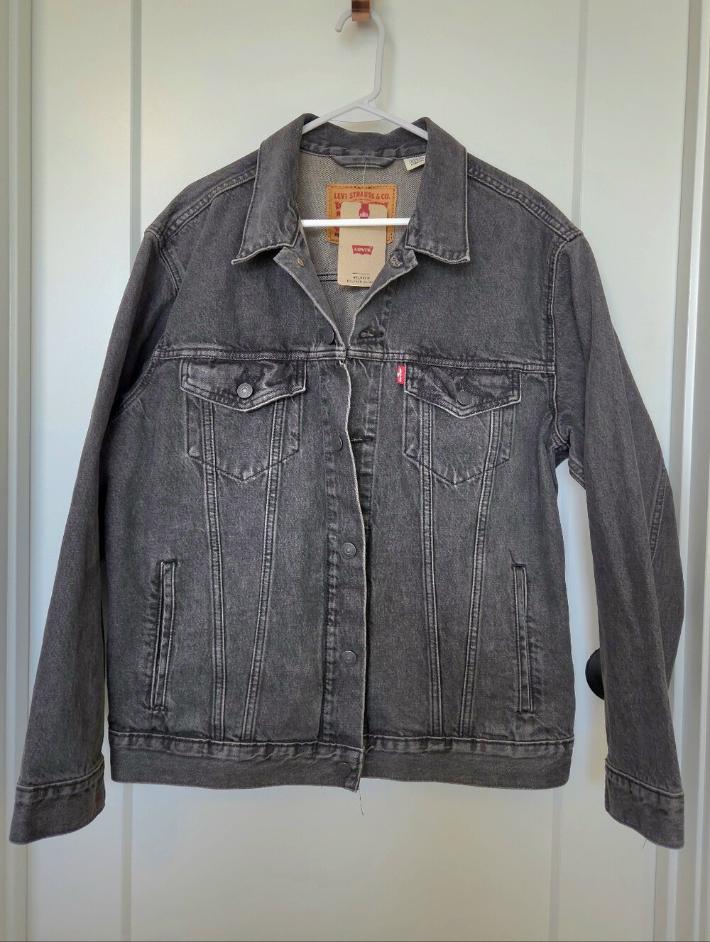 NWT. Levi's Unisex Black Denim Relaxed Trucker Jacket. Size M. #SW
